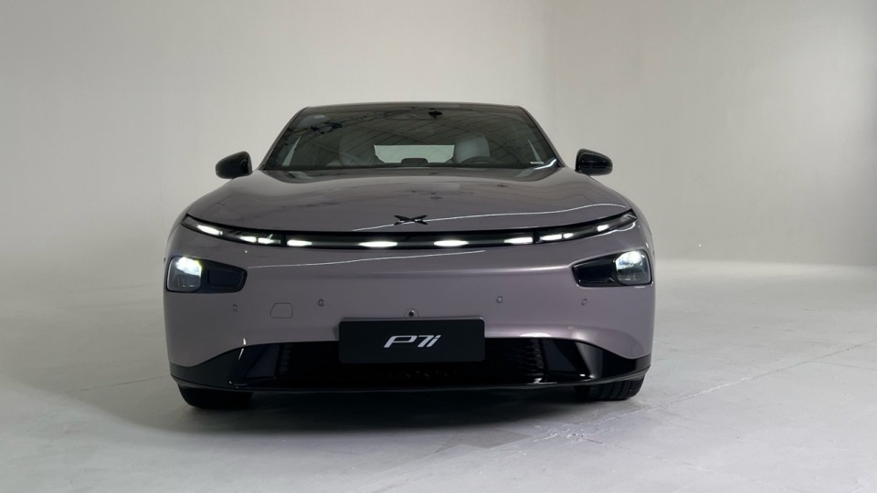 将拉风进行到底,小鹏p7i两驱鹏翼版实拍_腾讯新闻