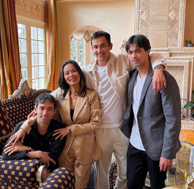 韦唯全家移居纽约!一家四口吃火锅跨年,3个混血儿子像84岁爸_腾讯新闻