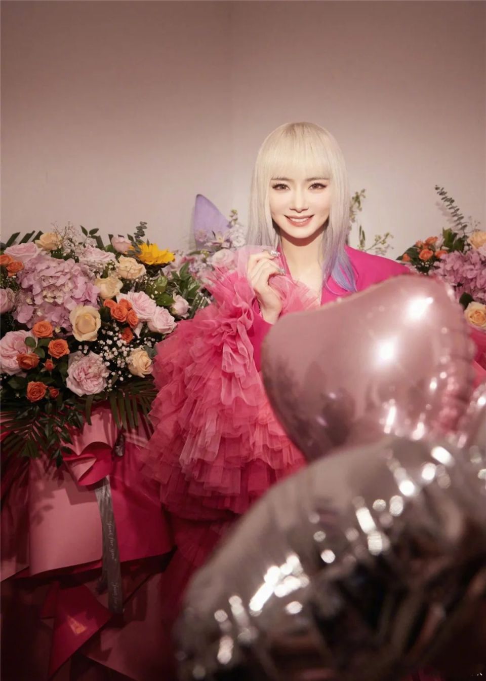戚薇庆38岁生日连发25条美图展现魅力穿芭比粉长裙满满少女感