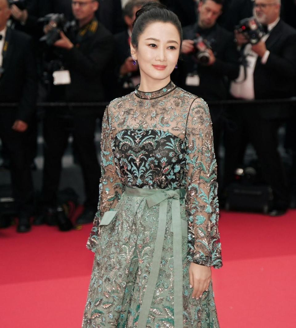 戛纳红毯国内女星放异彩,巩俐大气唐嫣优雅,网红为博出位太丢人