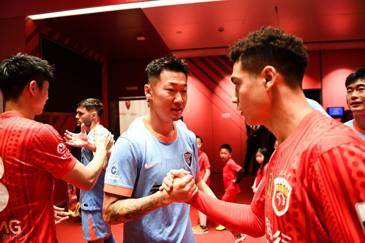 上港腸子悔青了？放走的國腳王牌中場在玉昆爆發，自己卻深陷泥潭 - 