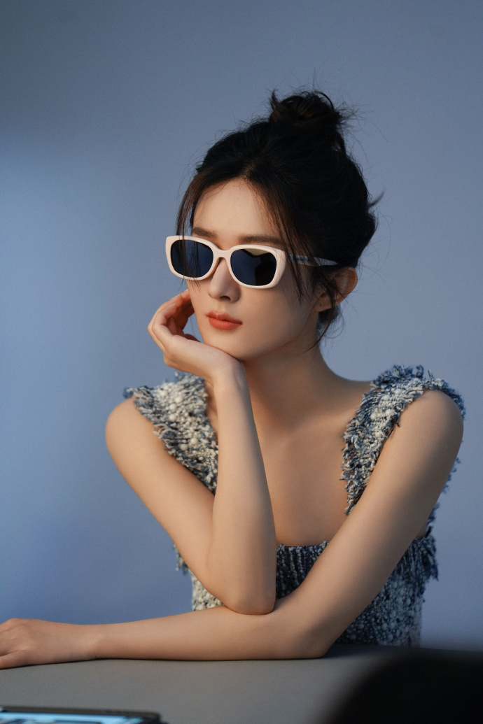 6月16日,工作室释出一组赵丽颖最新眼镜时尚大片,赵丽颖戴眼镜酷拽