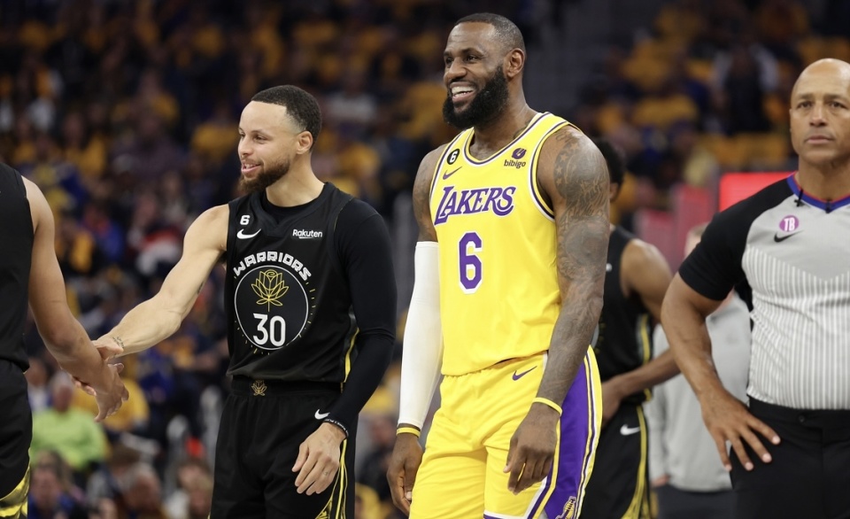 湖人vs勇士无愧顶流对决14次上热搜引热议詹姆斯库里场边笑谈