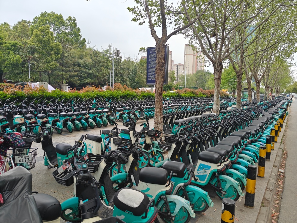 武汉一人行道停满共享电动车市民倒苦水称无处下脚运营人员将及时清运