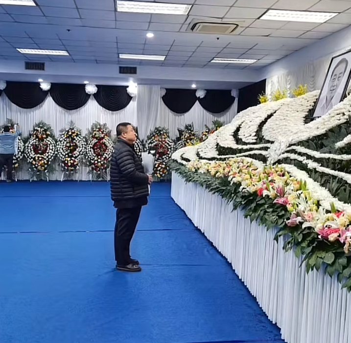 宗庆后追悼会现场曝光去世后人情冷暖尽显横幅永垂不朽