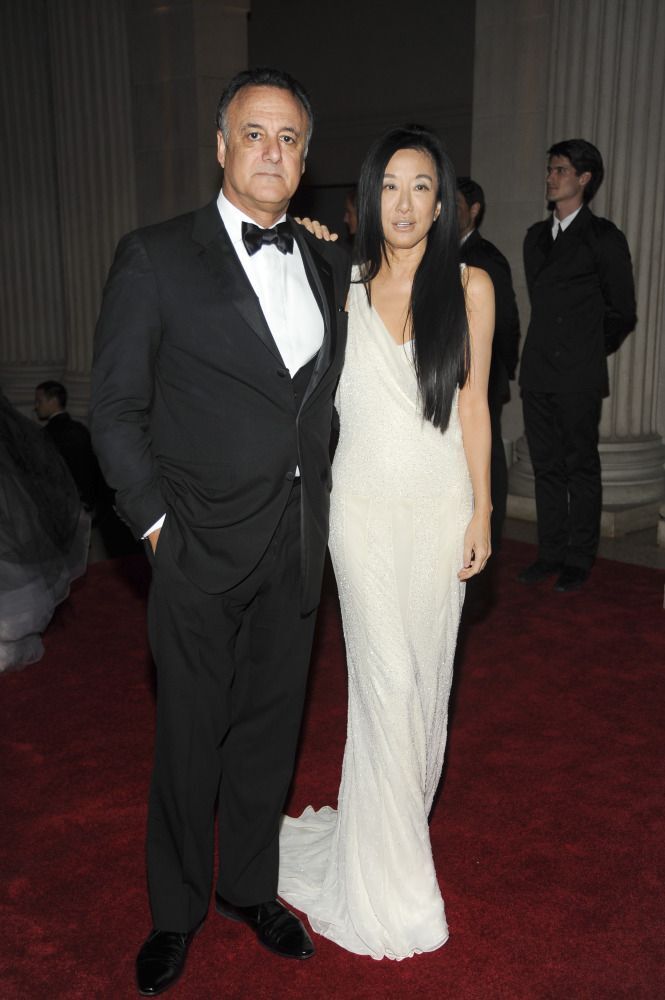 75岁“婚纱女王”王微微，与小36岁奥运冠军男友分手，近照曝真实状态_腾讯新闻