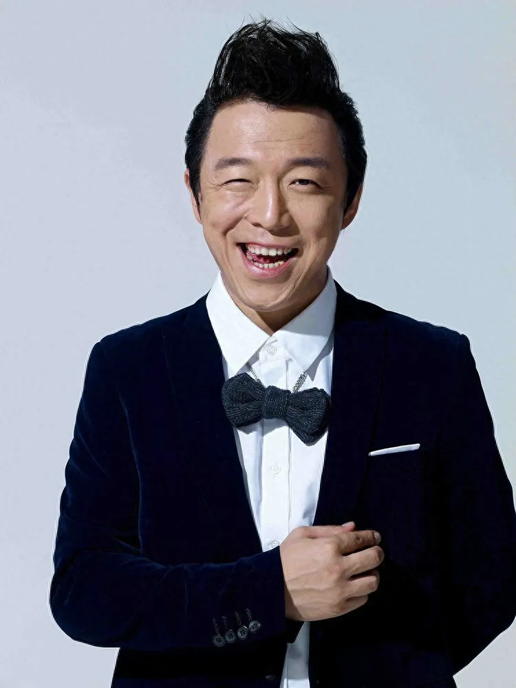 黄渤携妻子参加姐姐生日宴,小欧穿着休闲装,浑身散出自信_腾讯新闻