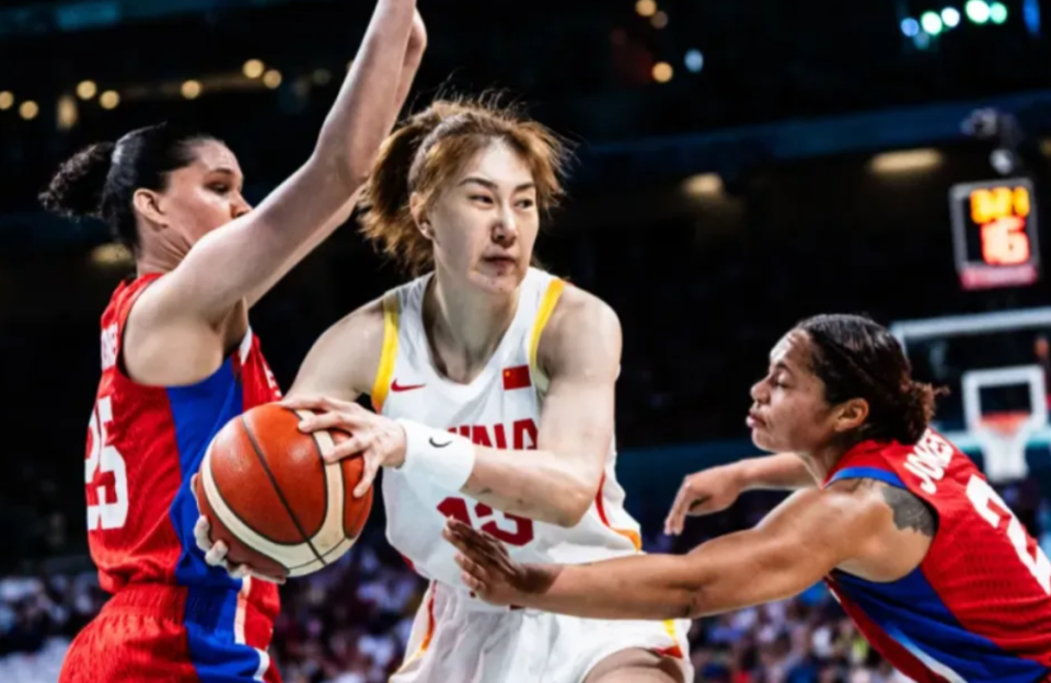 孙梦然被推搡后硬刚,小宝多次被撂倒不抱怨,用实力说话