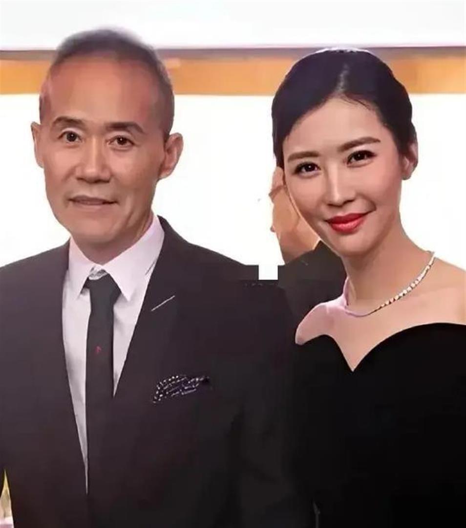 演都不演了！田朴珺删光王石合影，怒斥对方自私，眼神早就变了