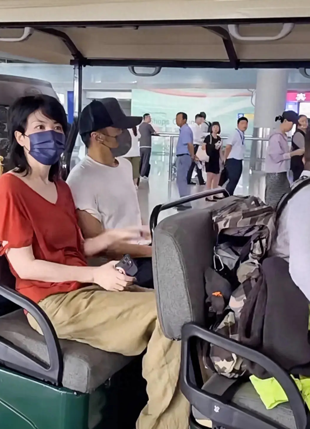 王菲谢霆锋机场一幕,让人直呼又相信爱情了