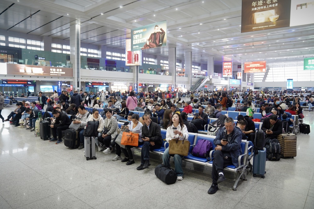 正在候车的旅客们.