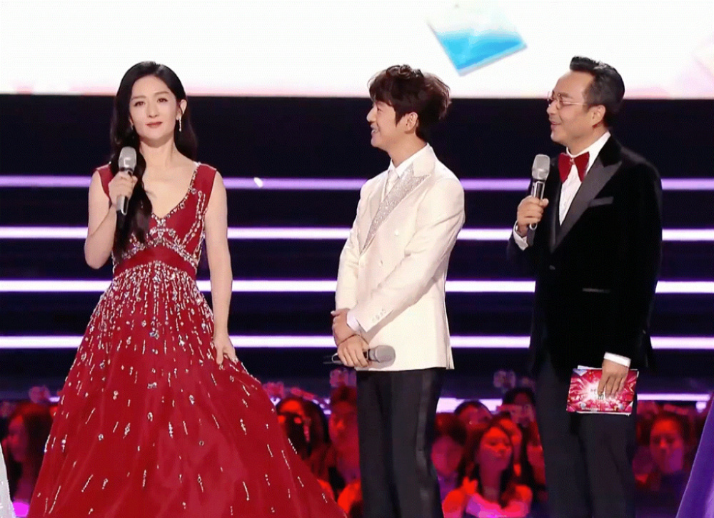 谢娜重回湖南台主持高喊我回家了时隔一年多首度合体何炅