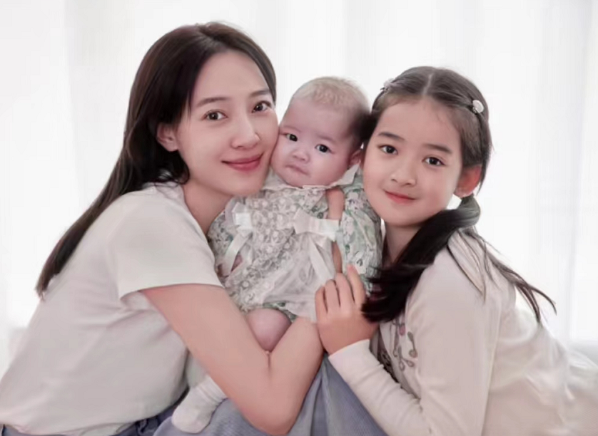 秦子越穿着白色t恤和牛仔裤出镜,打扮简单,难掩气质.