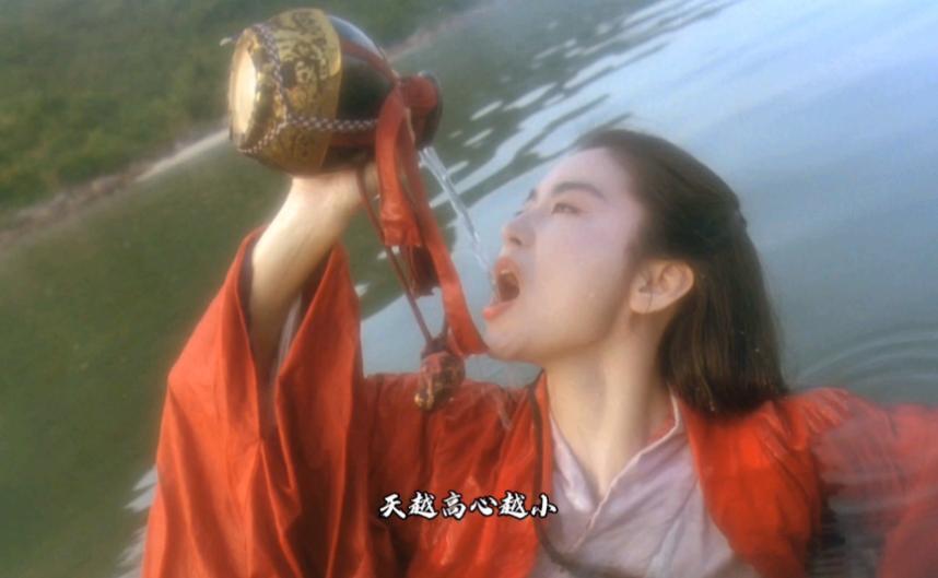 没想到,《笑傲江湖》拍成了经典,青霞喝酒成了港片四大经典之一.