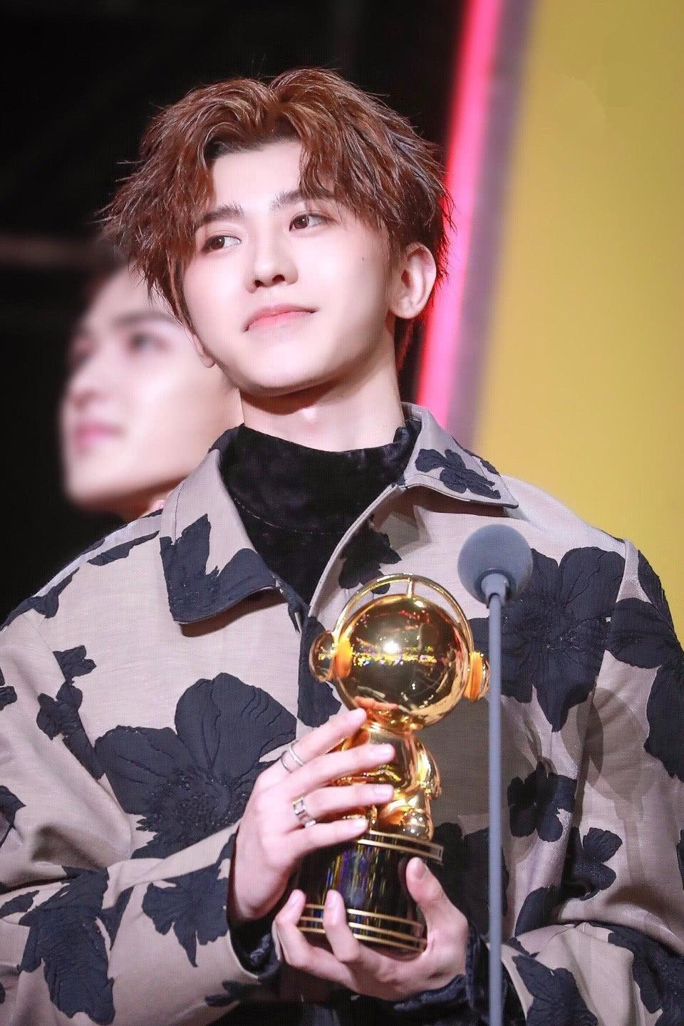 狗仔就发了虚假照片,而后蔡徐坤立马辟谣并报警处理,粉丝发现是p图