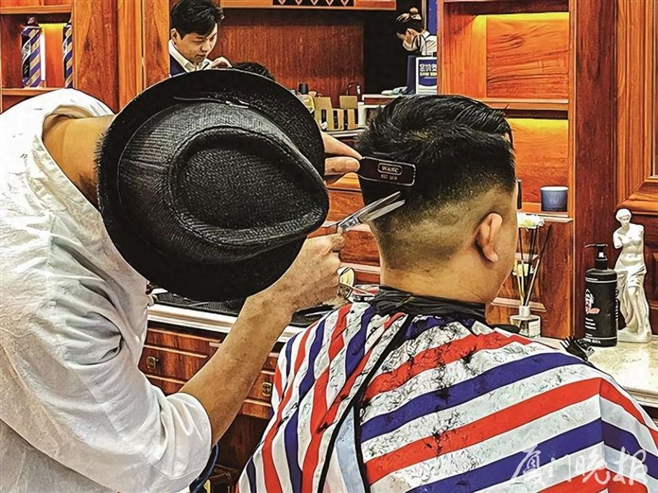 理发剃须修面……男士定制理发服务在厦渐受青睐