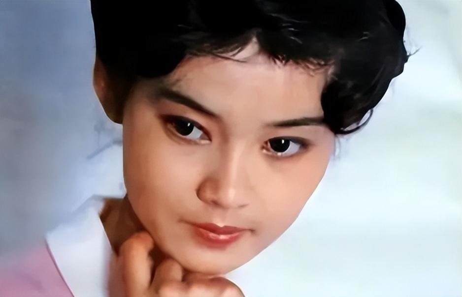 被潘虹的老年状态惊艳到:69岁头发花白,穿衣极简却高级有气质_腾讯