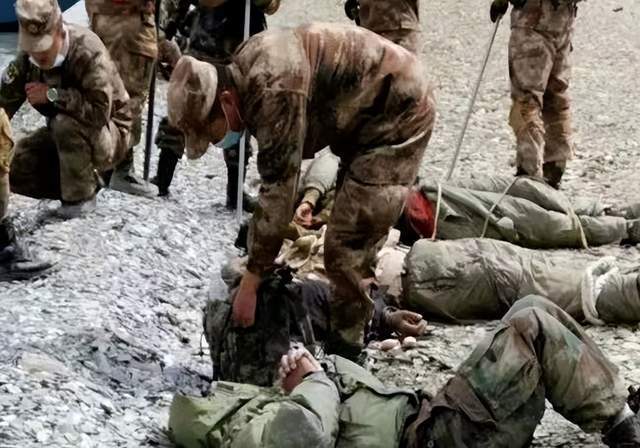 边防战士受伤的背图片