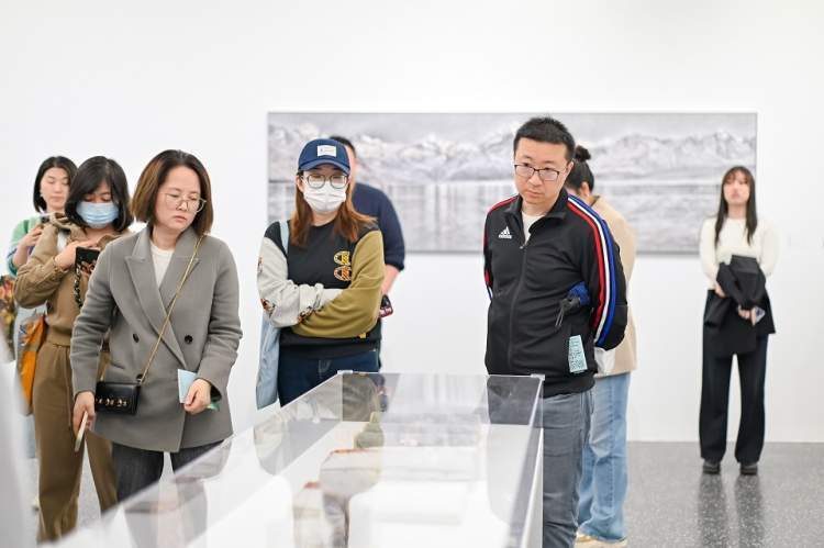 到久事美术馆,看当代艺术家如何玩转山水主题_腾讯新闻