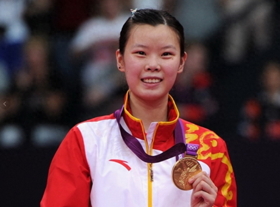 国羽天才李雪芮:21岁奥运夺冠却受重伤,退役后嫁师弟终获幸福
