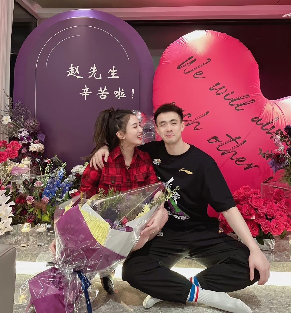 赵继伟妻子甜蜜合照 无鞋照成亮点 郭艾伦睡过头错过冠军写真_腾讯