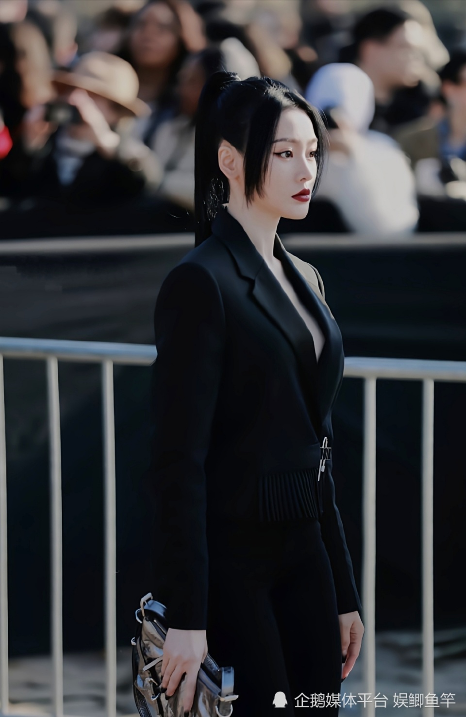 33岁女星张天爱,真空上阵深v秀事业线,让老外们一饱眼福!