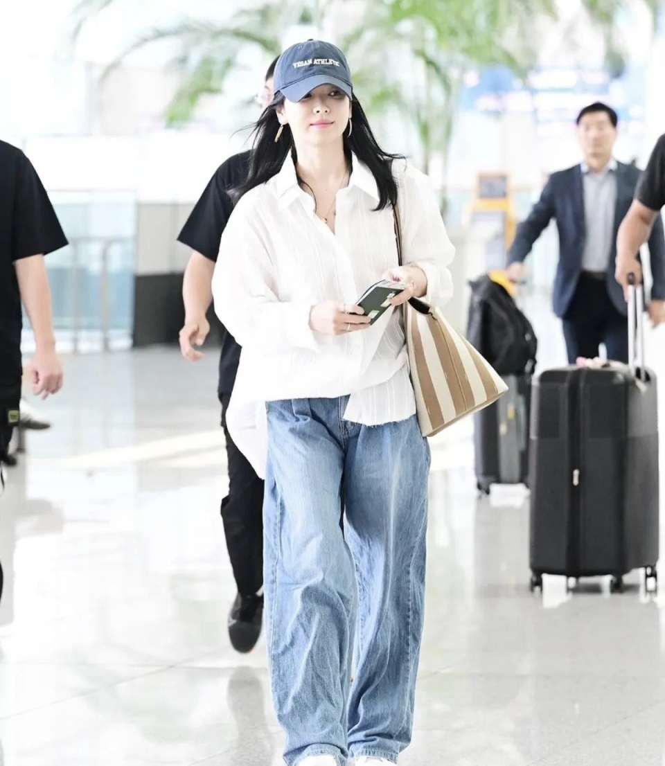 宋慧乔的机场造型,低调又时尚,散发出独特魅力