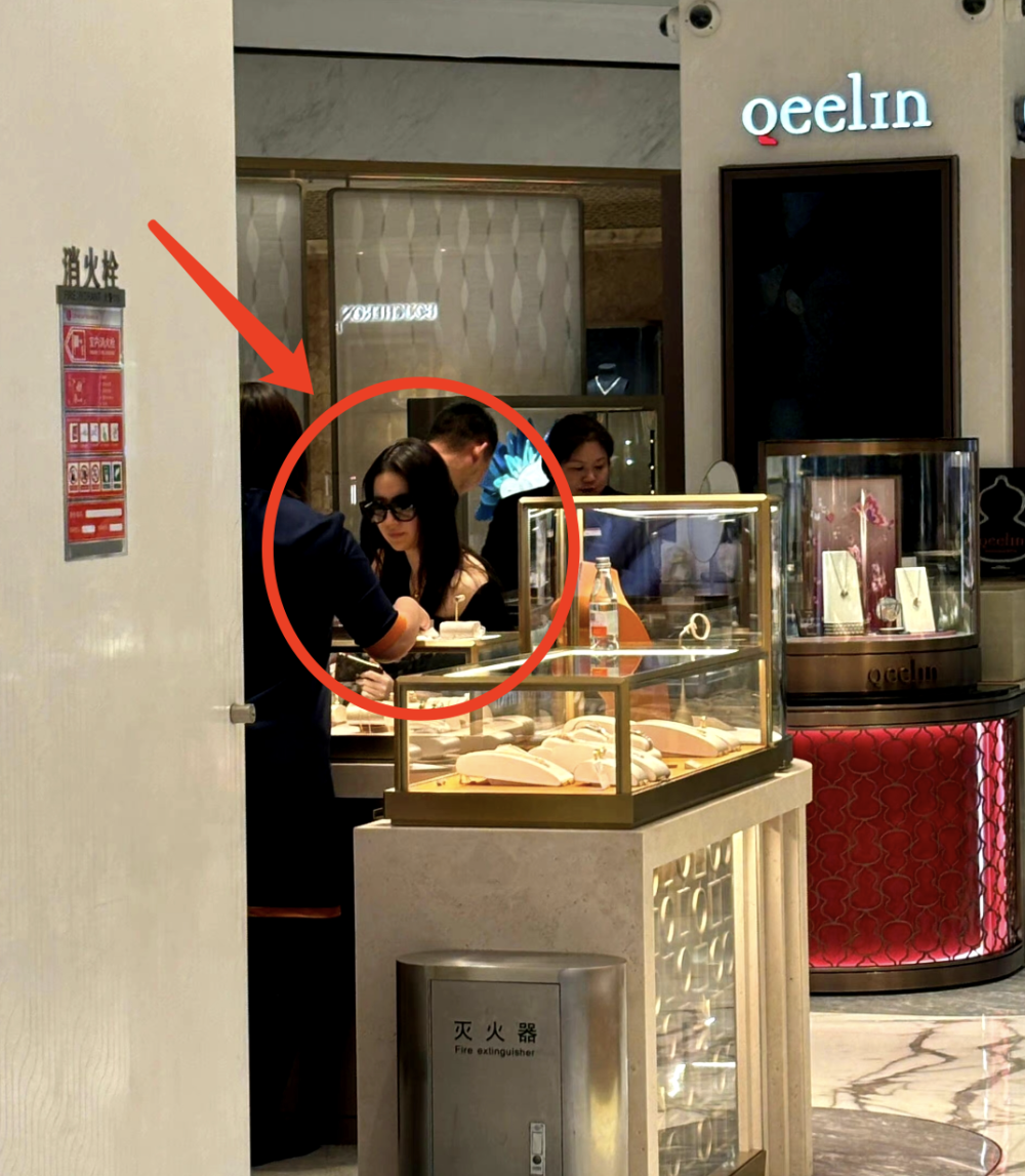 36岁刘亦菲素颜逛珠宝店被偶遇,露香肩状态少女,气质美貌好出众