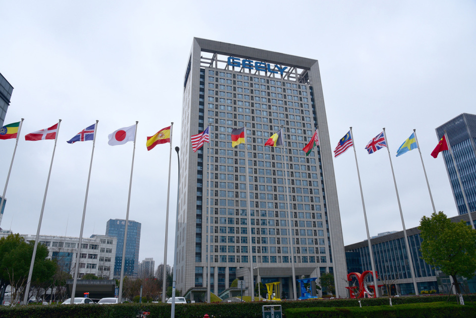 将收购其剩余股份-吉利汽车与极氪签订合并协议 (收购剩余股权)
