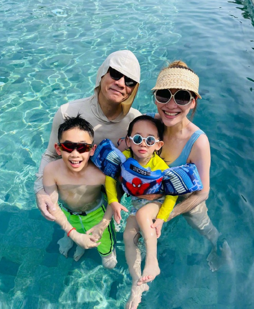 陈小春一家返港,夫妻黏一起热聊,jasper被抛一旁自己拎行李超乖_腾讯