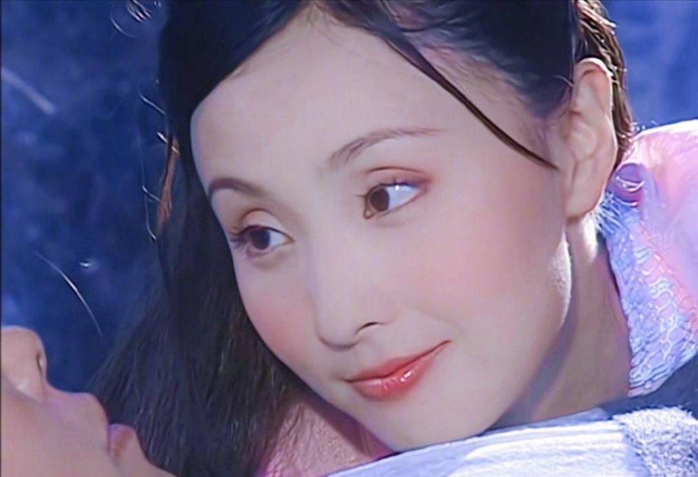 陶虹在《倚天屠龙记》中饰演的是剑法狠辣,性格刚毅的纪晓芙,原本深得