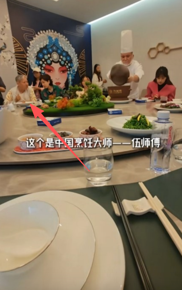 74岁洪金宝现身湖北办家宴，甩掉轮椅拄拐现身！太太全程搀扶满脸担忧_腾讯新闻