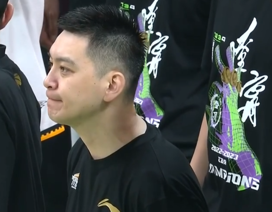 杨鸣眼含泪花,继伟按下手膜,韩德君举起了奖杯_腾讯新闻