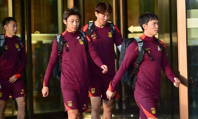 国足临阵折损主力右后卫!4人将填补空缺,伊万或后悔不招吴兴涵