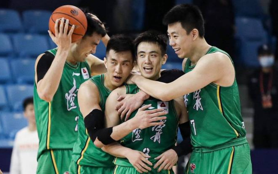 赵继伟盘活全队,付豪面对老队友邹雨宸打得非常不错,辽宁男篮依靠首节