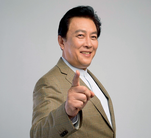 知名男星唐国强参加名流聚会,娇妻壮丽如影随形,疑长期定居美国_腾讯