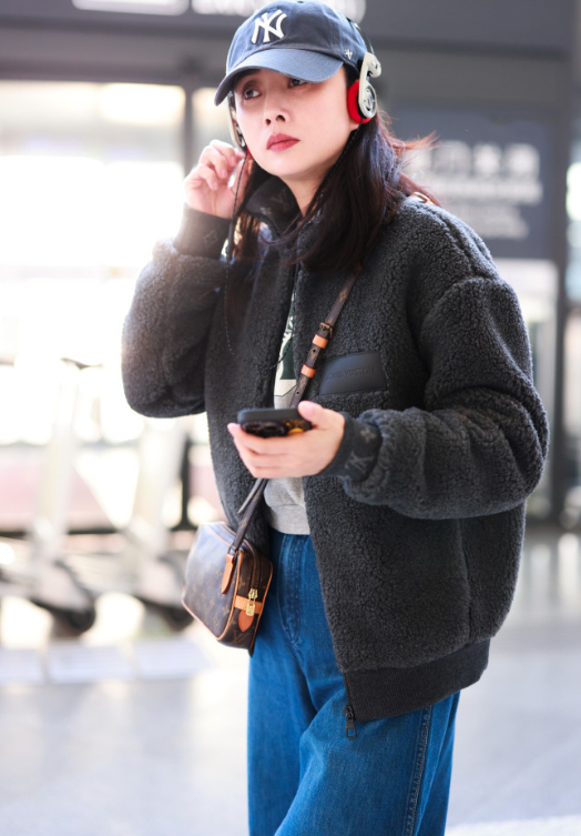 偶遇殷桃饭馆拍戏,大口吃鱼筷子不停比王骁还真实,冻龄状态获赞_腾讯