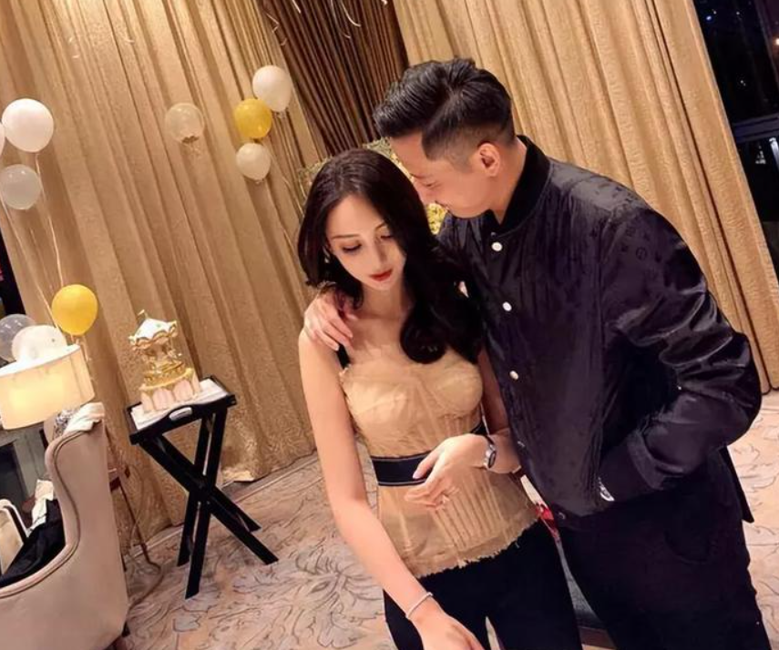 黄晓明和网红女友曝新进展,前妻自毁前程,这次复出无望了