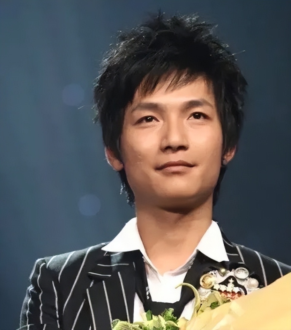 我水灵灵的“男神”就这么“垮”了！带娃真是一把“杀猪刀”-腾讯新闻