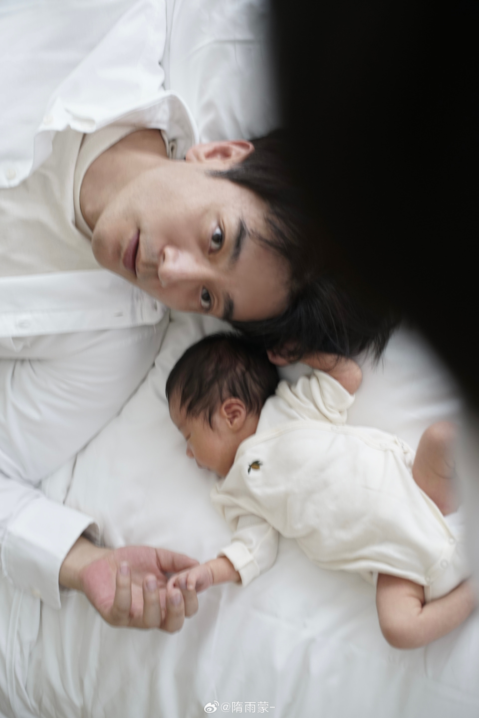 42岁李光洁官宣二胎得子,曝光宝宝正脸,90后娇妻产后腹部平坦