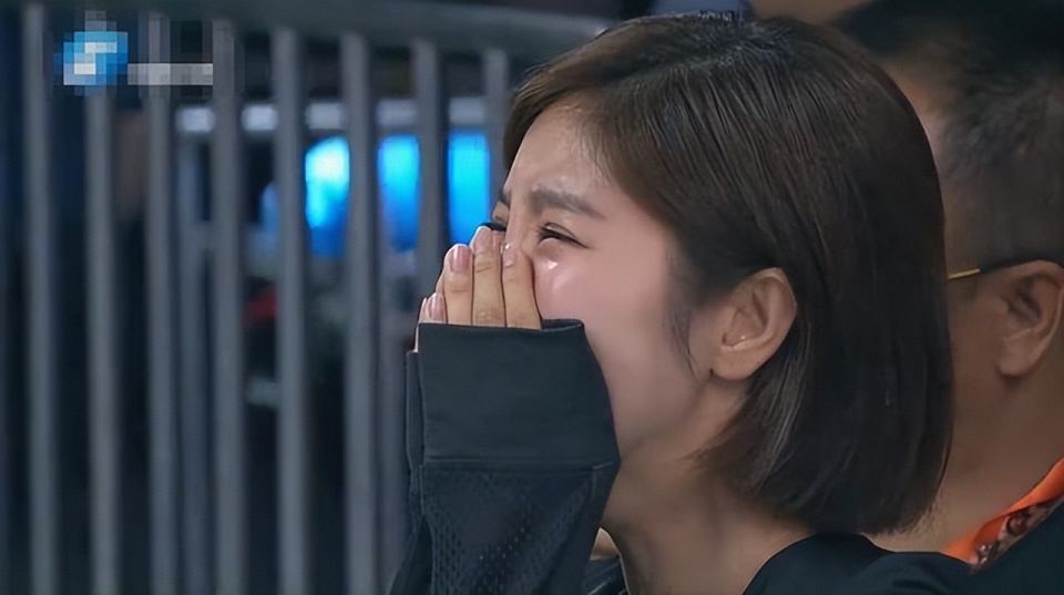 靠尺度"上位"的赵奕欢,上综艺崩溃大哭,撕开了内娱的残酷真相_腾讯