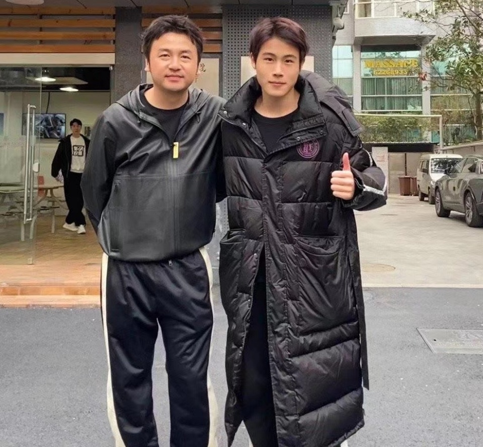 雷佳音携老婆参加校友会,孙艺洲夫妇也在,两位明星太太气质开挂_腾讯