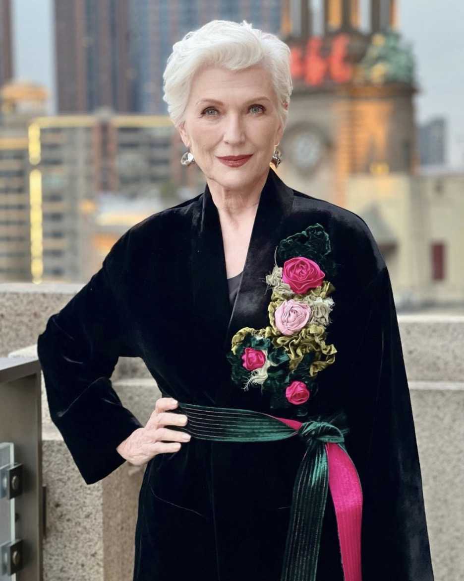 马斯克妈妈结束中国之行在上海东方明珠前留影穿黑丝绒好贵气