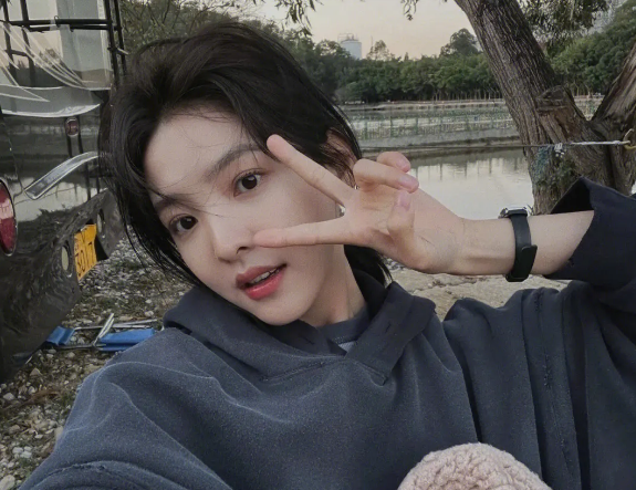 章若楠上大学的时候喜欢拍照,经常在各大平台分享一些自己的照片,后来