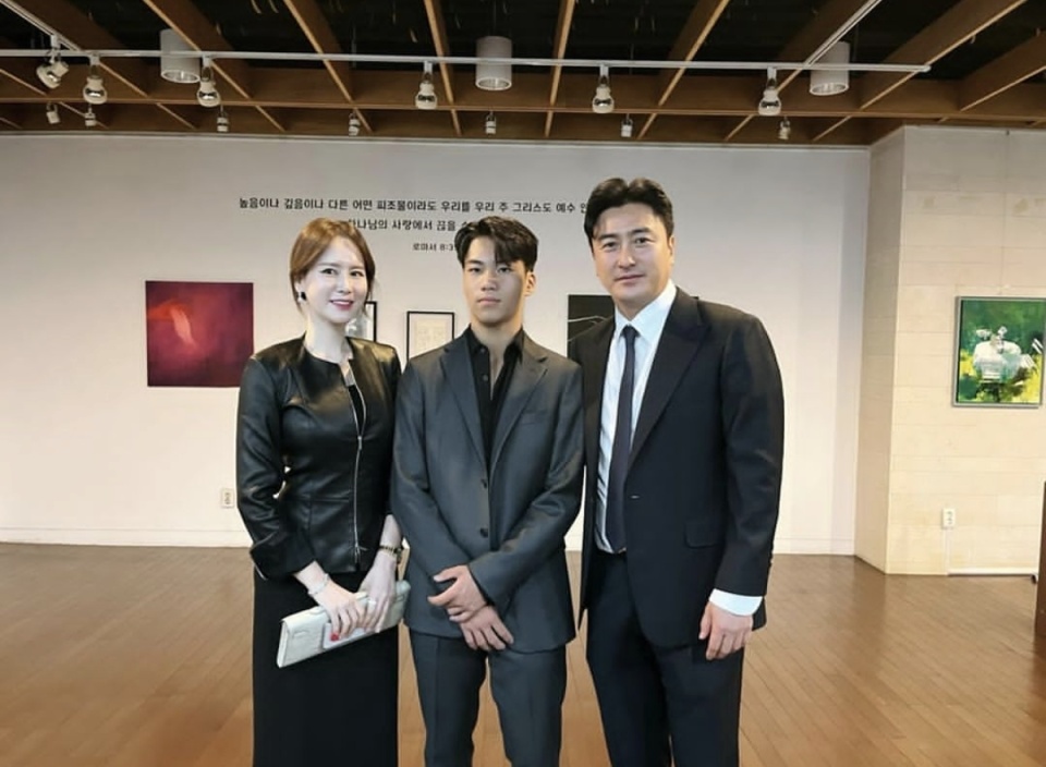 安贞焕妻子分享全家福,自信儿子吸引网友目光