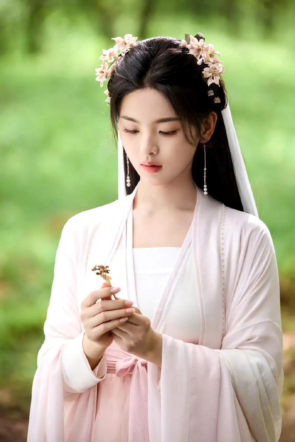 女演员长相很重要,《墨雨云间》杨超越出场白衣素缟惊艳观众