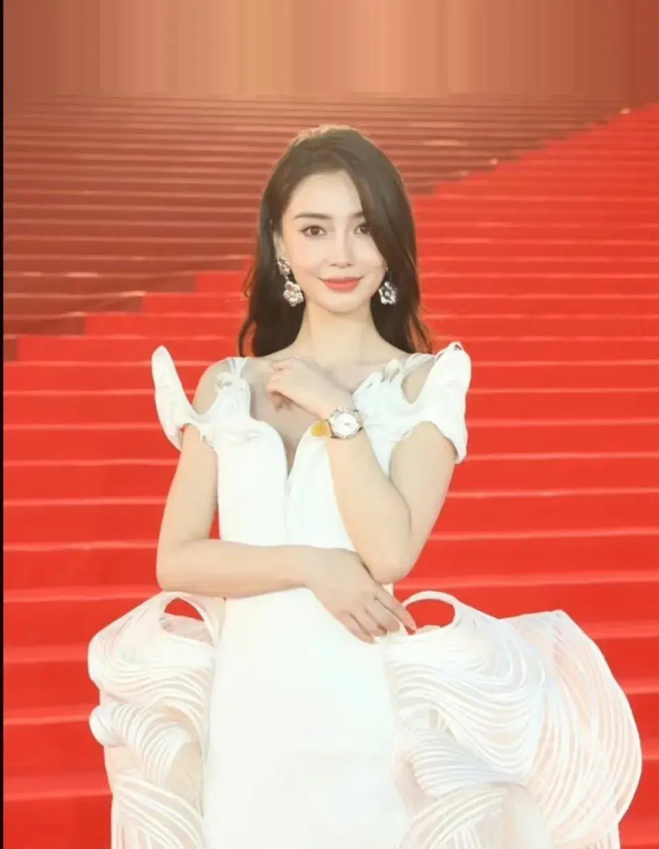 杨颖确定回香港发展!大谈小海绵立好妈妈人设,拒绝回应封杀问题