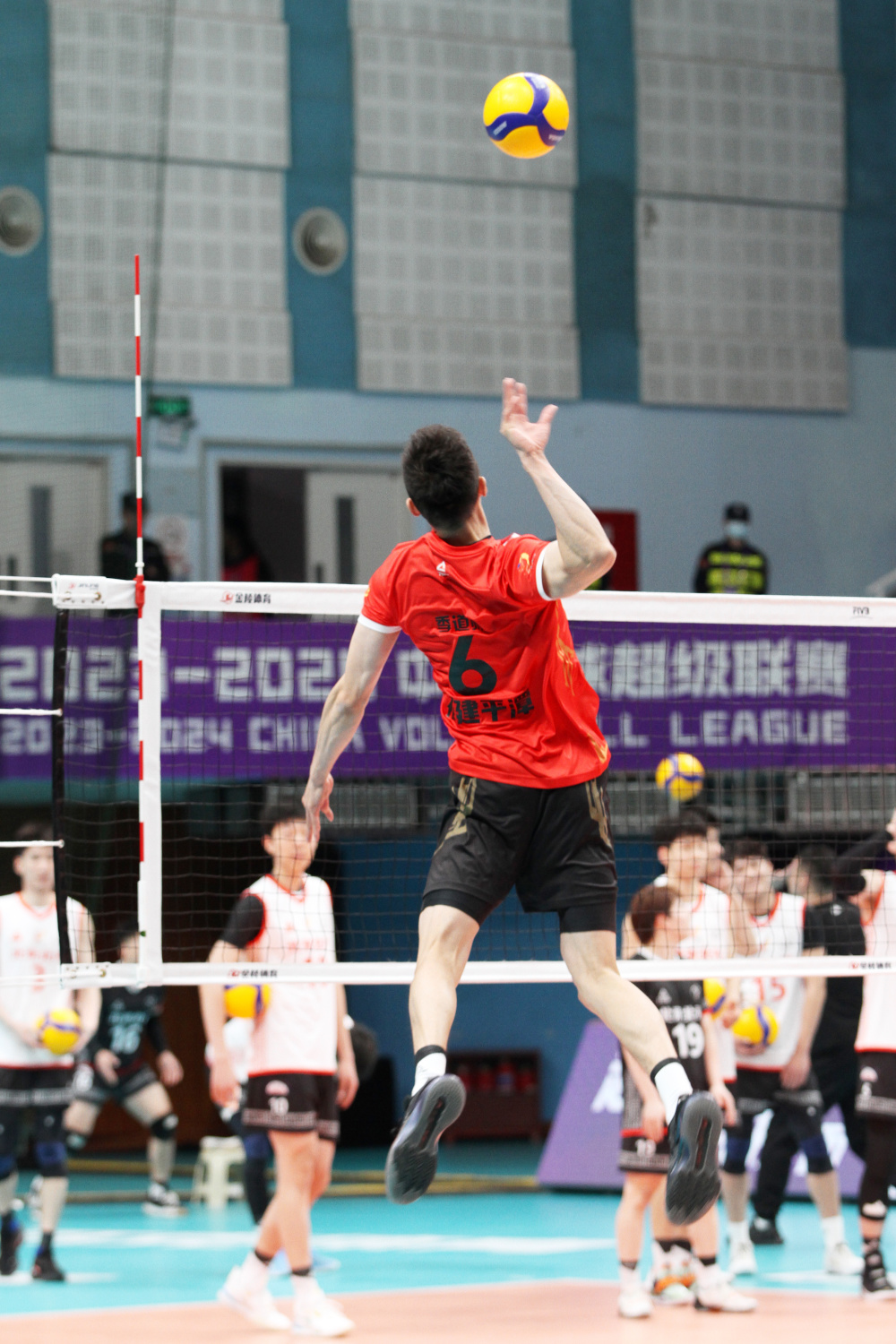 100排球人前中国男排队长缘何加盟福建一创新战术彰显老将担当