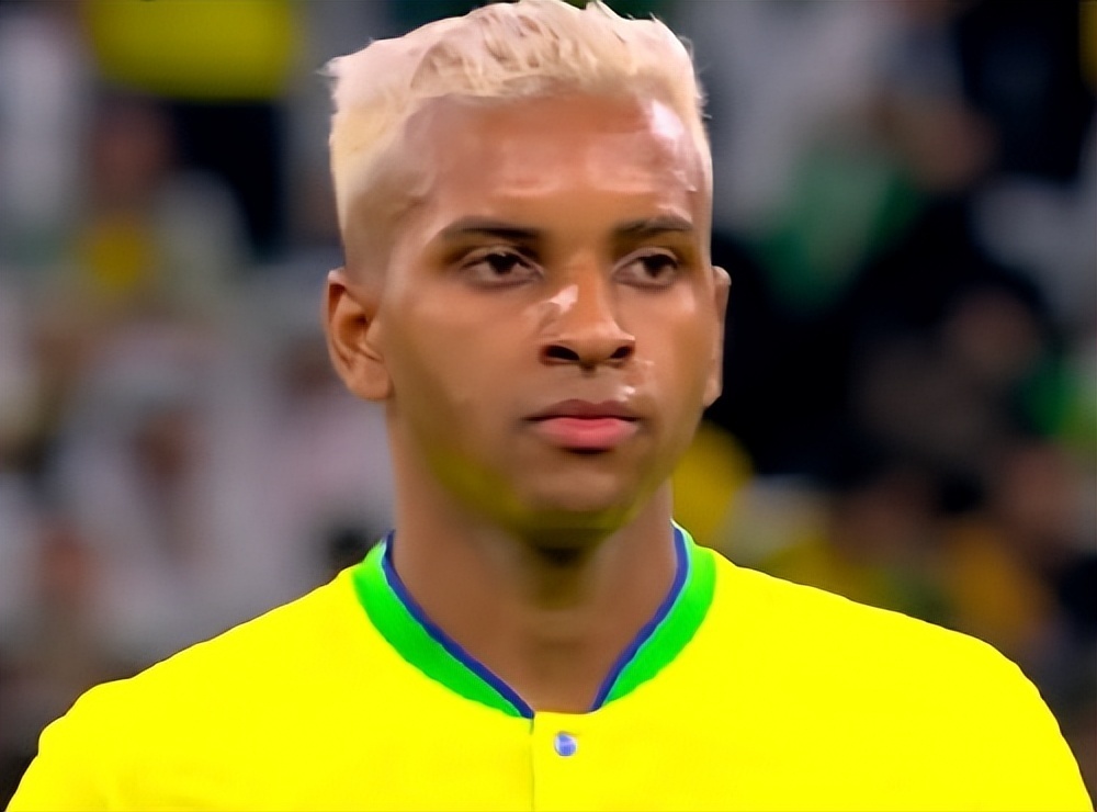 不知道巴西队为什么有那么多球员要染成白头发