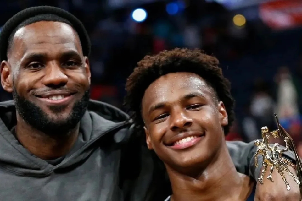 詹姆斯头疼了布朗尼在南加州大学没有战术地位和球权准备转校